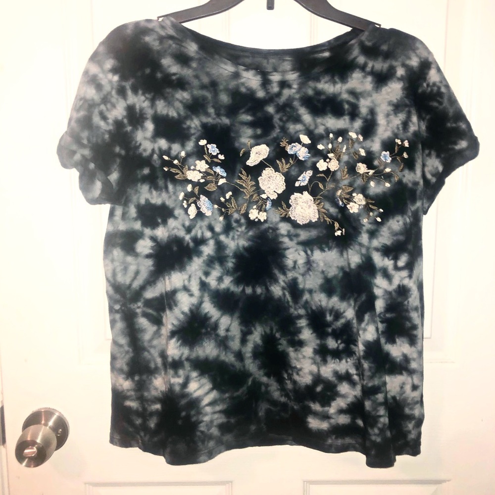 CUTE PATTERN! Trendy shirt from American eagle!